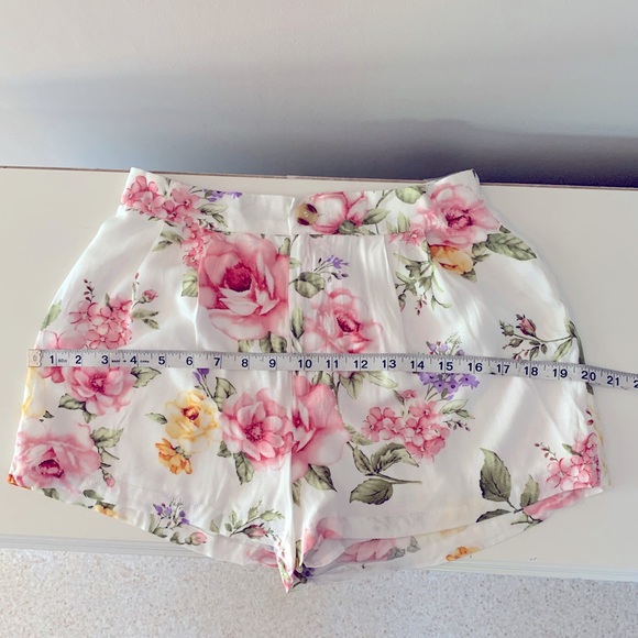 Forever 21 High Waisted Pleated Floral Shorts - Picture 5 of 8